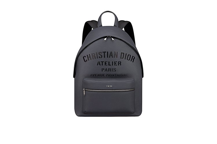 Christian Dior Atelier字樣灰色粒紋小牛皮後背包，86,000元。圖／DIOR提供