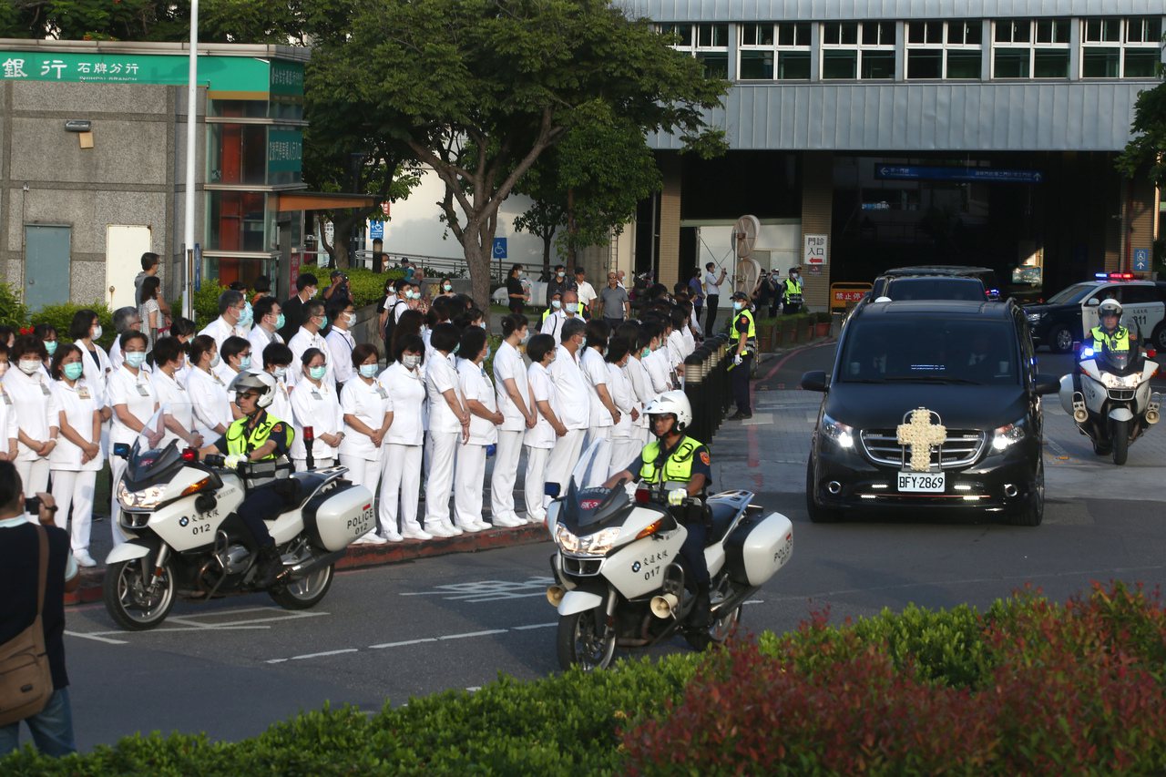 前總統李登輝靈柩車隊昨天上午六時卅分從北榮離開，警用機車開道，台北榮總醫護人員列隊送行。記者蘇健忠／攝影