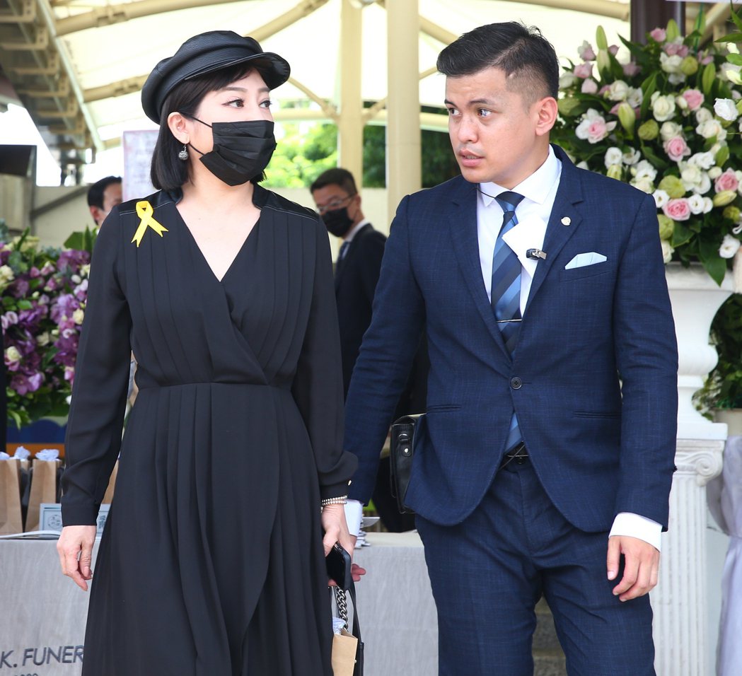 羅霈穎告別式上午在第一殯儀館舉行，藝人王彩樺（左）出席。記者葉信菉／攝影