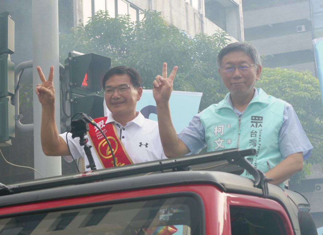 民眾黨主席柯文哲（右）高雄市長候選人吳益政（左）。 聯合報系資料照／記者徐白櫻攝影