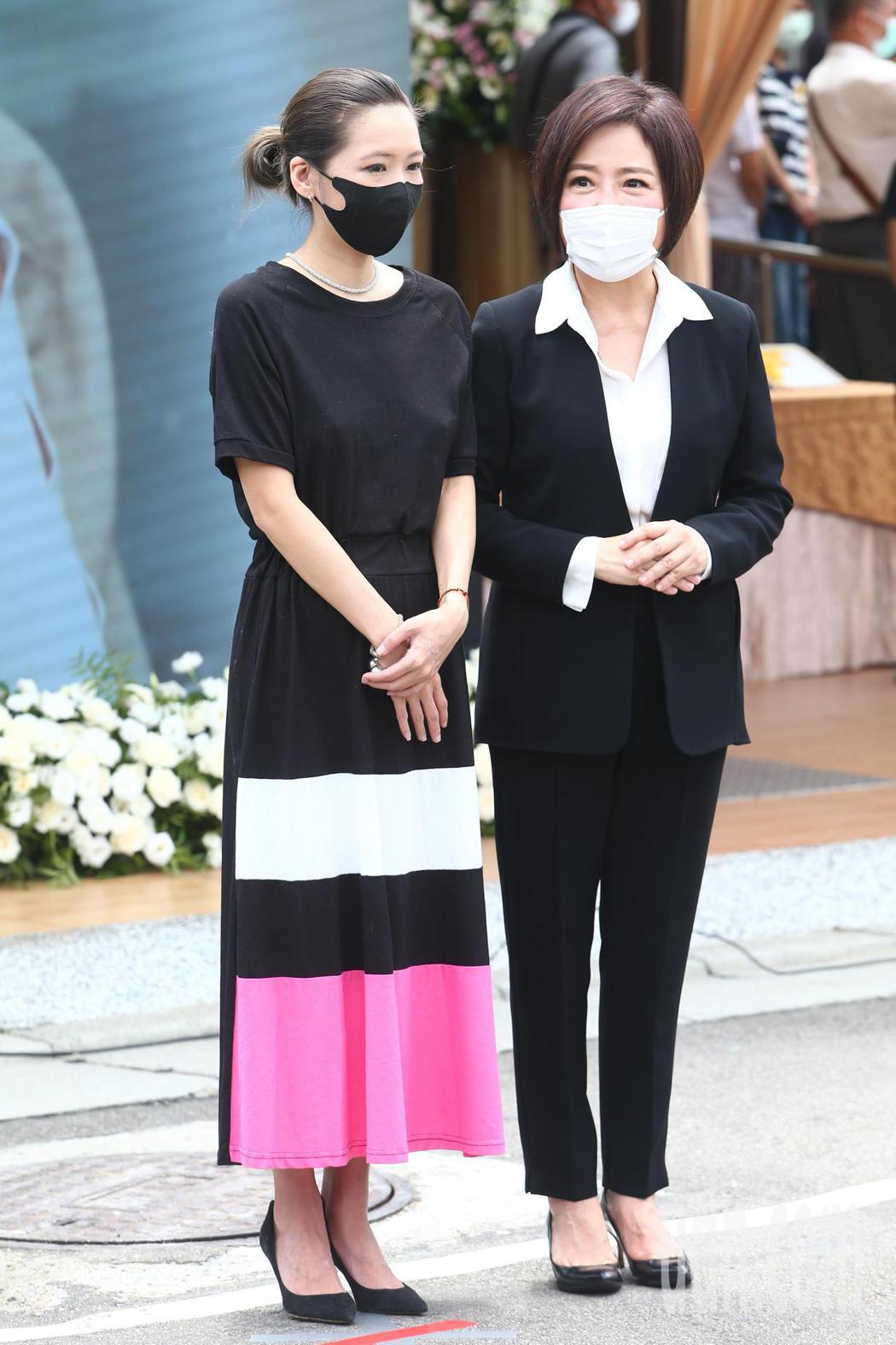 羅霈穎告別式上午在第一殯儀館舉行，makiyo（左）與于美人（右）出席。記者葉信