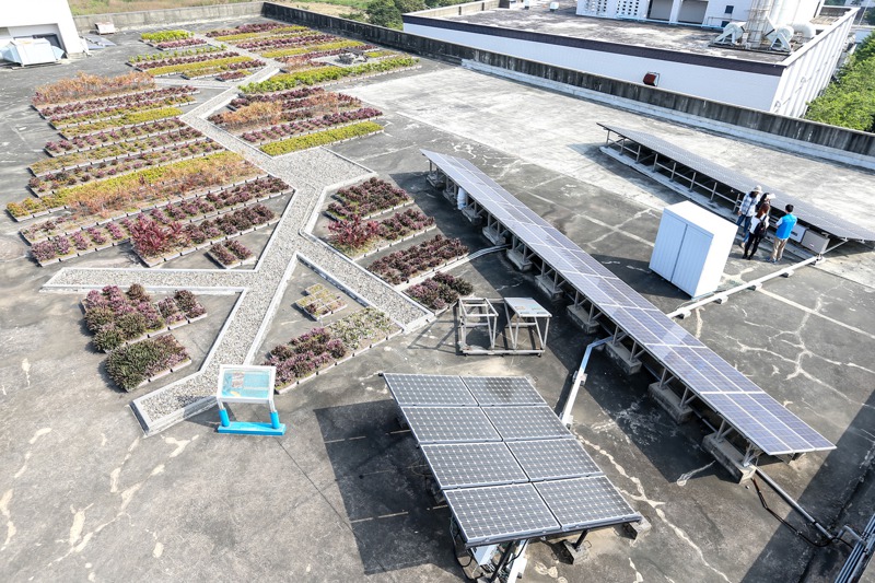 台達電位於南科的廠辦，樓頂種植多顆植物，並設置太陽能光電板。圖／聯合報系資料照片
