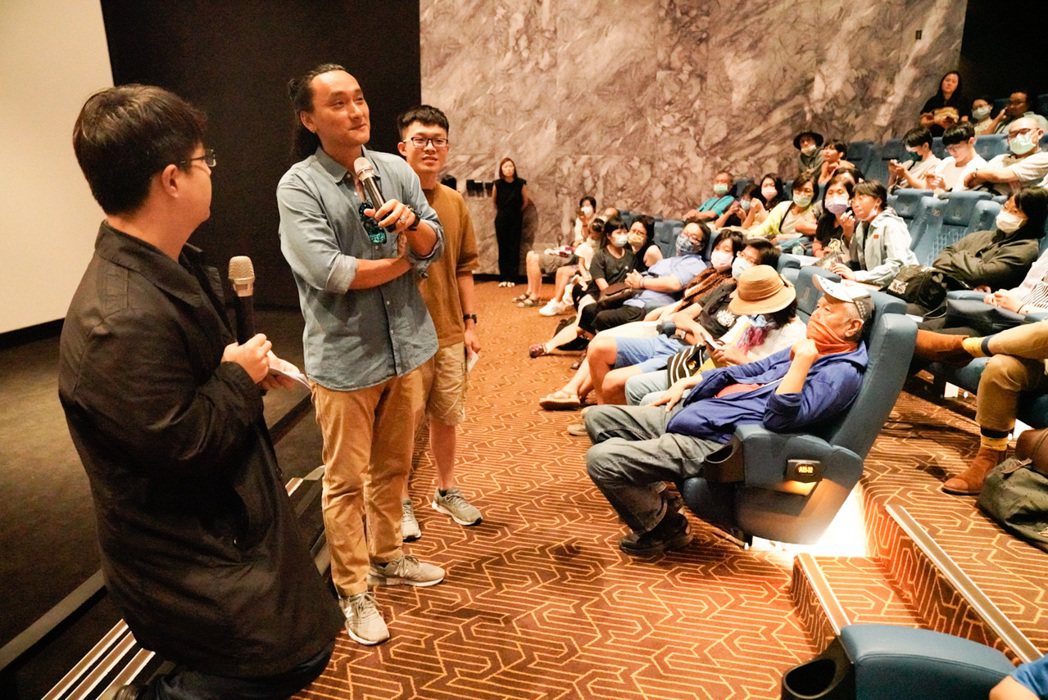 「不丹是教室」的不丹導演巴沃（左中）是台灣女婿，岳父還是賴聲川，來台隔離14天後