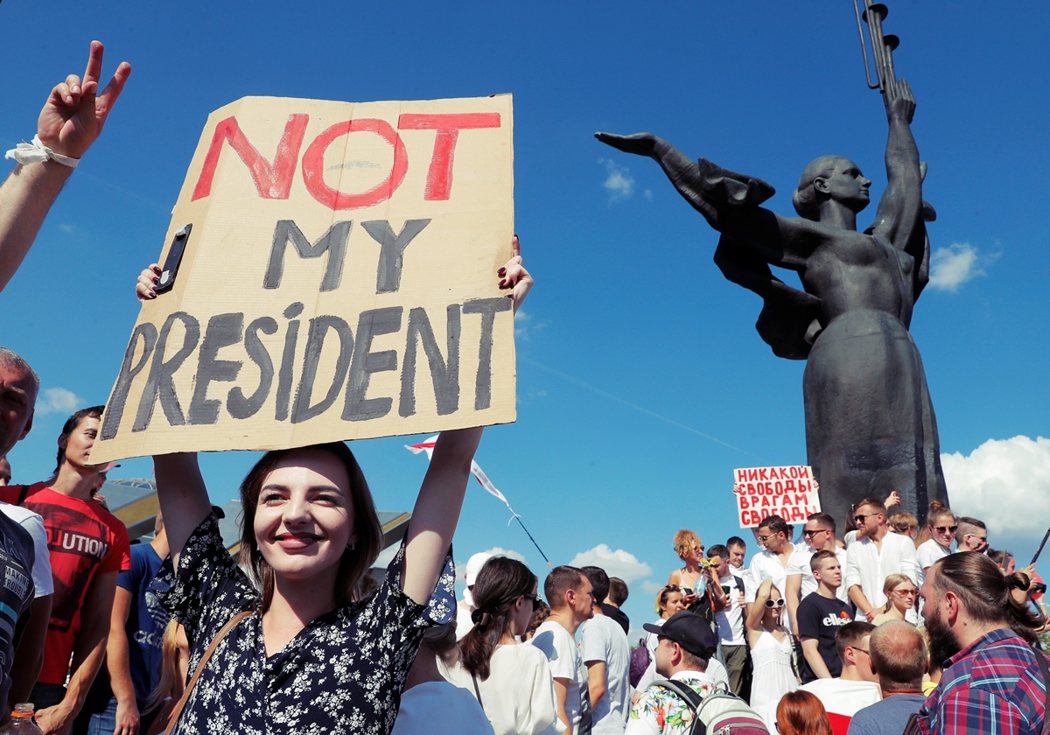 「不是我的總統！」圖為16日在明斯克的示威遊行。 圖／路透社