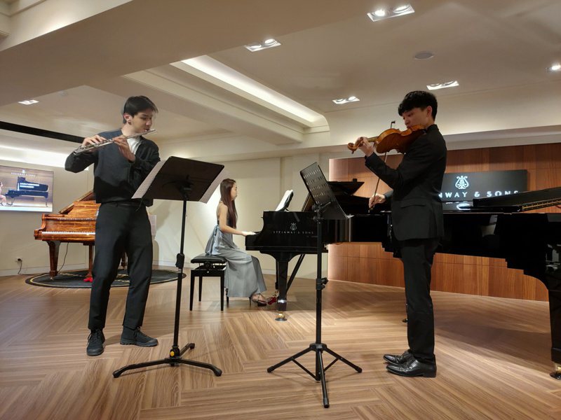 台灣三代音樂家，聯手於國家音樂廳演出「向巴赫致敬─鋼琴協奏曲之夜」音樂會。圖/新象．環境．藝之美文創提供