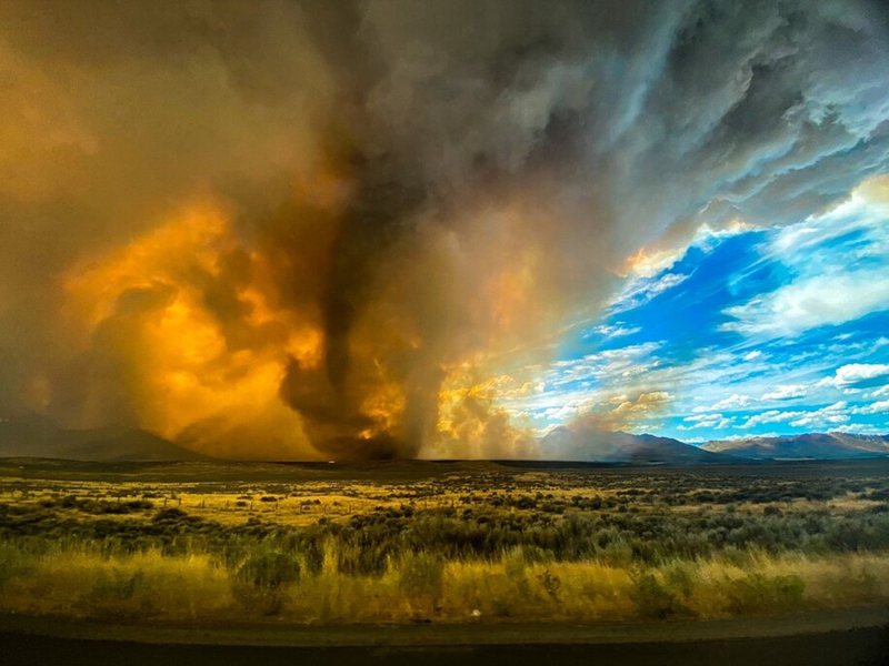 美國加州的野火快速延燒逾2萬公畝，拉森郡（Lassen County）15日遭到一連串火龍捲襲擊，大規模的野火伴隨閃電雷擊，火勢蔓延速度驚人。美聯社