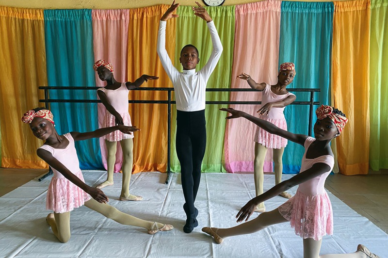 奈及利亞11歲少年馬杜（中）上月27日在奈國首都拉哥斯市「飛躍舞蹈學院」練芭蕾舞。路透