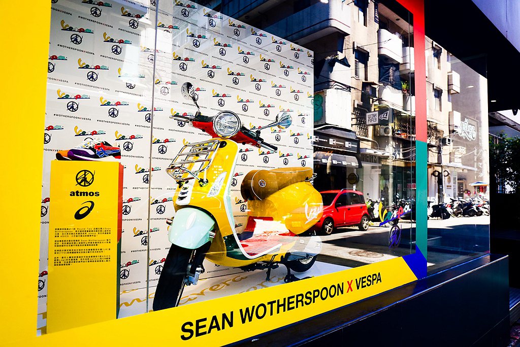 偉士牌Primavera Sean Wotherspoon特仕版，於JUICE台北店快閃展出。 圖／Vespa提供