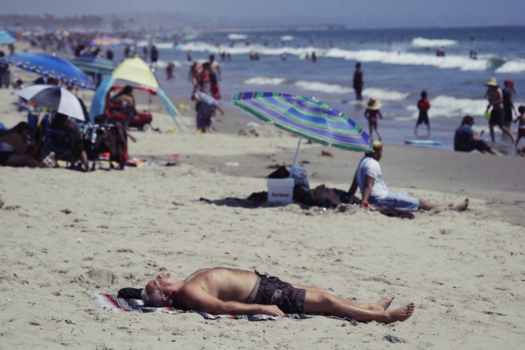 目前美國西岸正遭遇嚴重熱浪壟罩，其中又以人口稠密卻又乾旱多沙漠的加州尤其嚴重。圖...