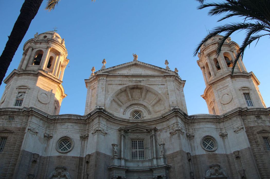 集結了巴洛克、洛可可和新古典主義風格的加的斯大教堂。