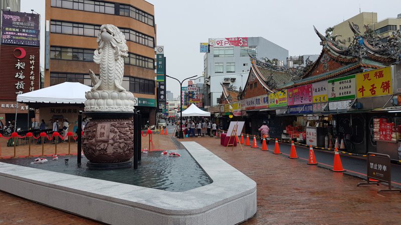 新竹市城隍廟廣場今天剪綵啟用，再造百年人本廟埕景觀，提供友善步行空間。記者黃瑞典／攝影