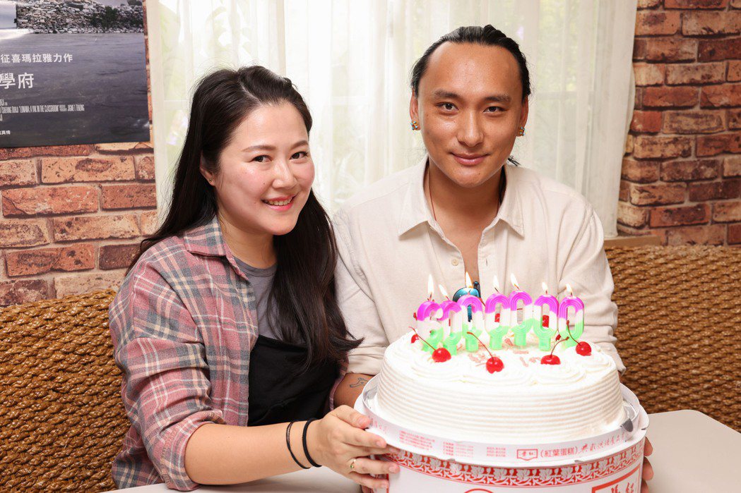 「不丹是教室」導演巴沃（右）、製片賴梵耘（左）接受媒體聯訪，並切票房慶功蛋糕。圖...