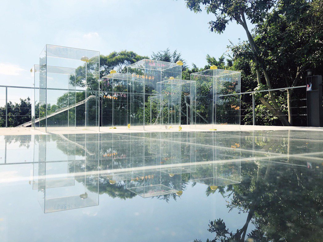½ Room屋頂上的《在三光玻璃上》，則是藝術家蕭卜以多片透明玻璃組成立台，結構...