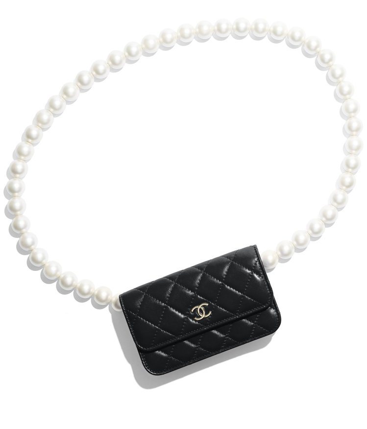 黑色亮皮菱格紋珍珠背鍊皮夾，90,800元。圖／香奈兒提供