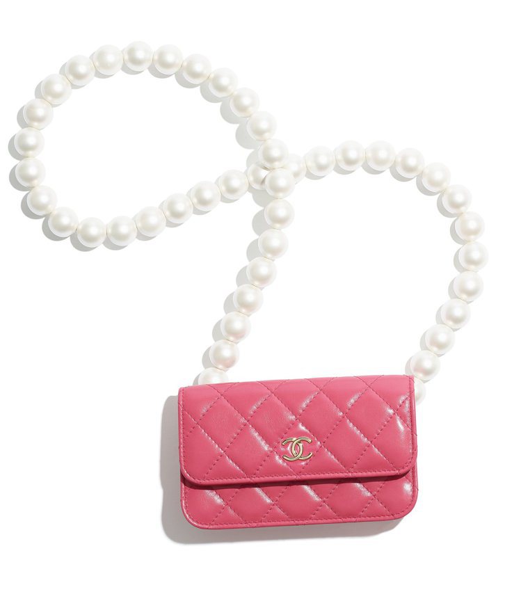 粉色亮皮菱格紋珍珠背鍊皮夾，90,800元。圖／香奈兒提供