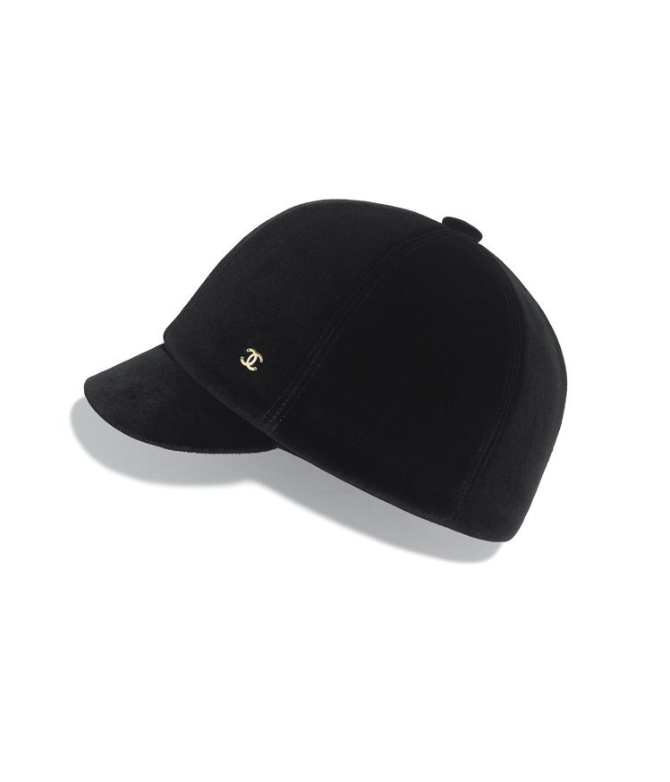 黑色絨布雙C Logo騎士帽，45,000元。圖／香奈兒提供