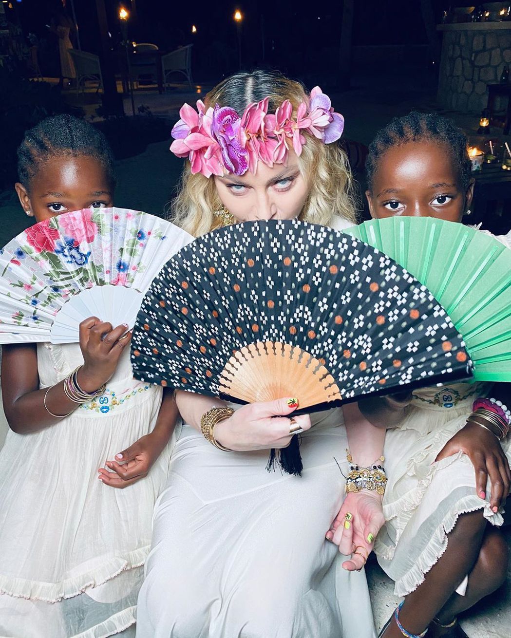 瑪丹娜（中）與最小的一對養女同樂。圖／摘自Instagram