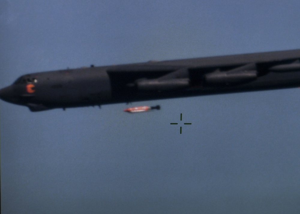 美軍B-52轟炸機投放QS智慧型水雷。 圖／取自DVIDS網站