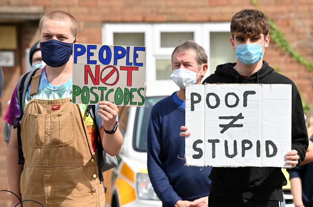 「窮不等於笨！」圖為17日，英格蘭學生手拿標語示威。 圖／法新社