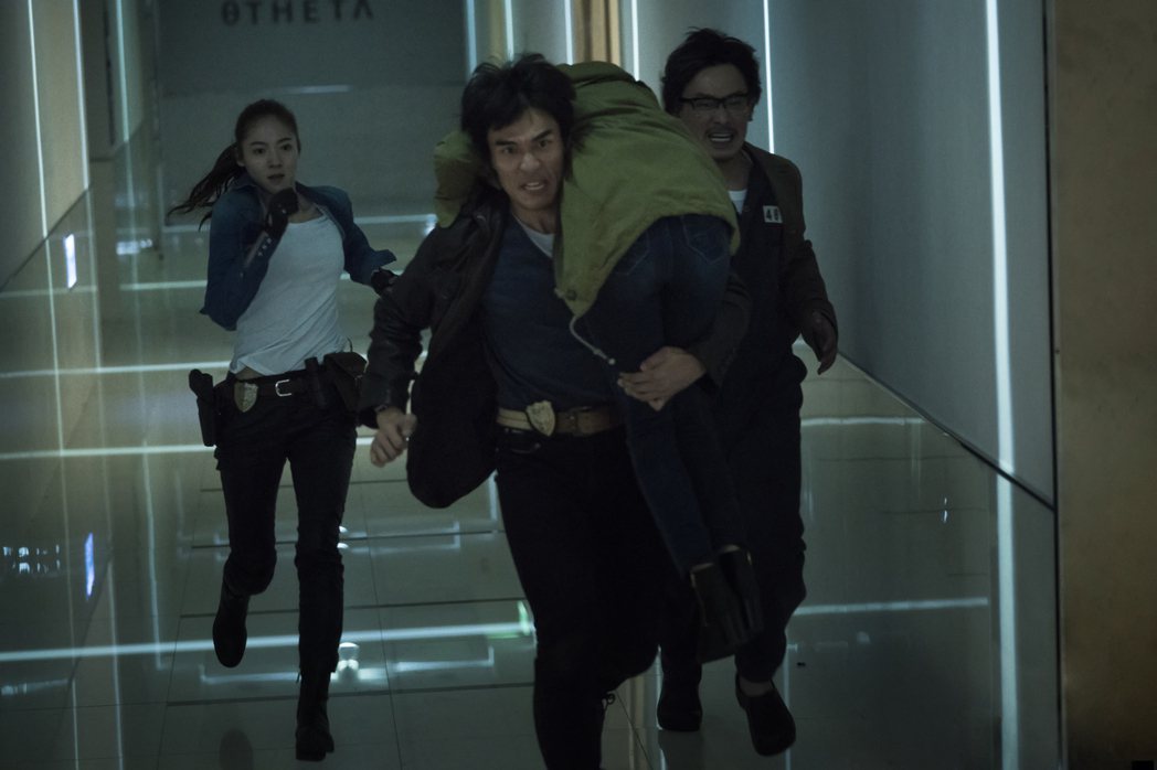 楊一展在「獵夢特工」背著吳子霏狂奔。圖／HBO Asia提供