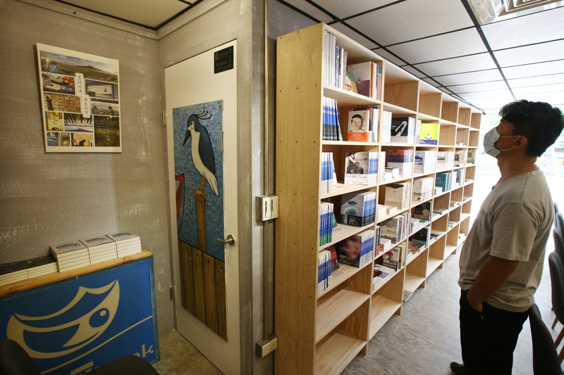 有河書店本月在捷運唭哩岸站「開回來」，店長詹正德認為，大書店退位，是小書店的機會。記者蘇健忠／攝影