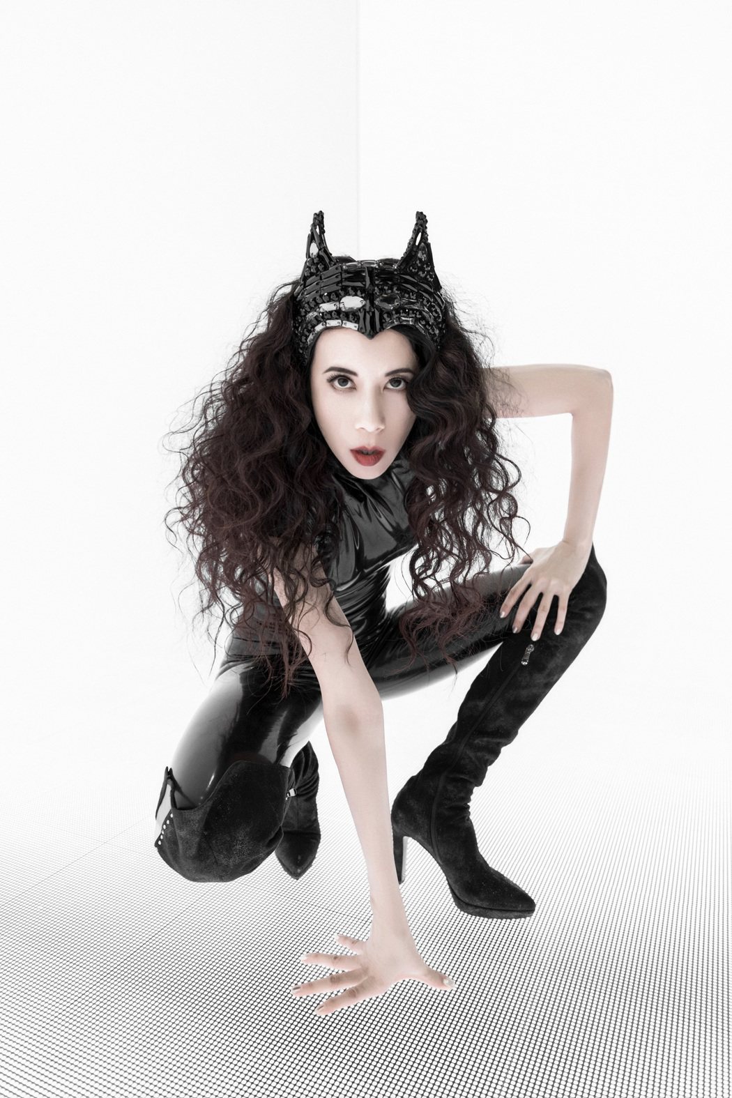 莫文蔚在新歌MV戴上既酷又俏皮的貓耳朵，化身「魅惑貓女」。圖／索尼音樂提供