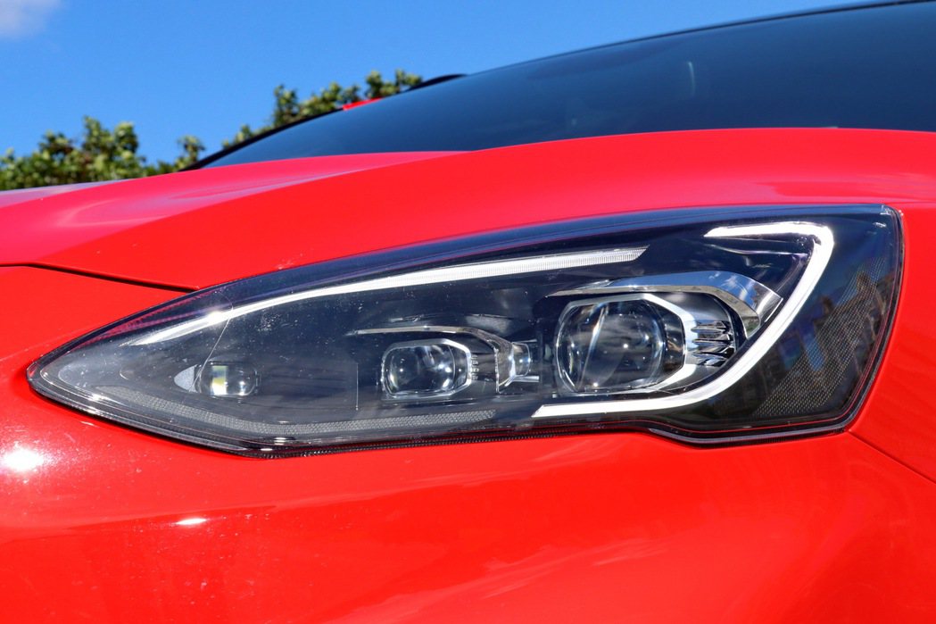 Focus ST Wagon的LED頭燈配備有AFS頭燈主動式轉向照明輔助系統。...