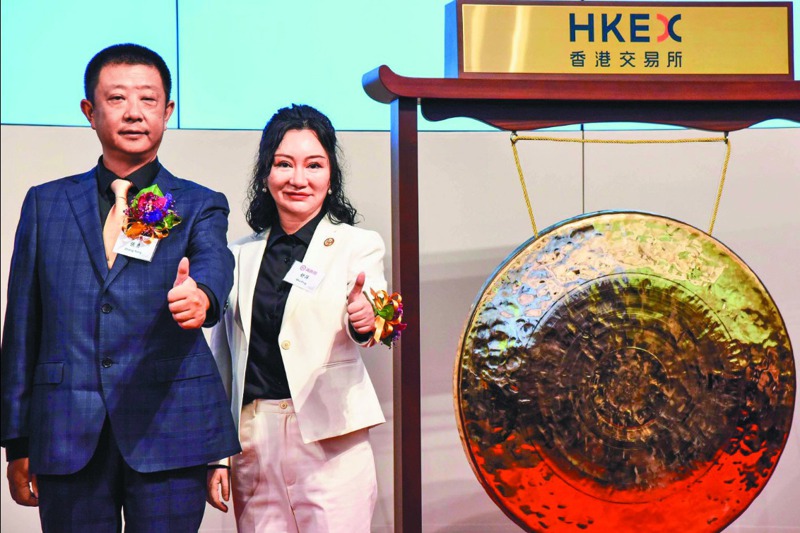 海底撈創辦人張勇（左）、舒萍夫婦2018年股票在香港上市。中新社