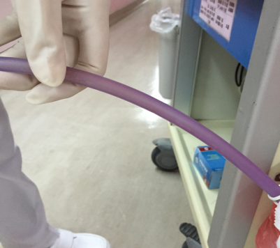 不少病人的尿管、尿袋會呈現怪異的紫色，桃園醫院護理師鄒瑞瑩表示，「紫尿袋症候群」不是疾病而是現象，尿管置放一段時間後，集尿系統包含導尿管及集尿袋會出現色素沉積。圖／桃園醫院護理師鄒瑞瑩提供