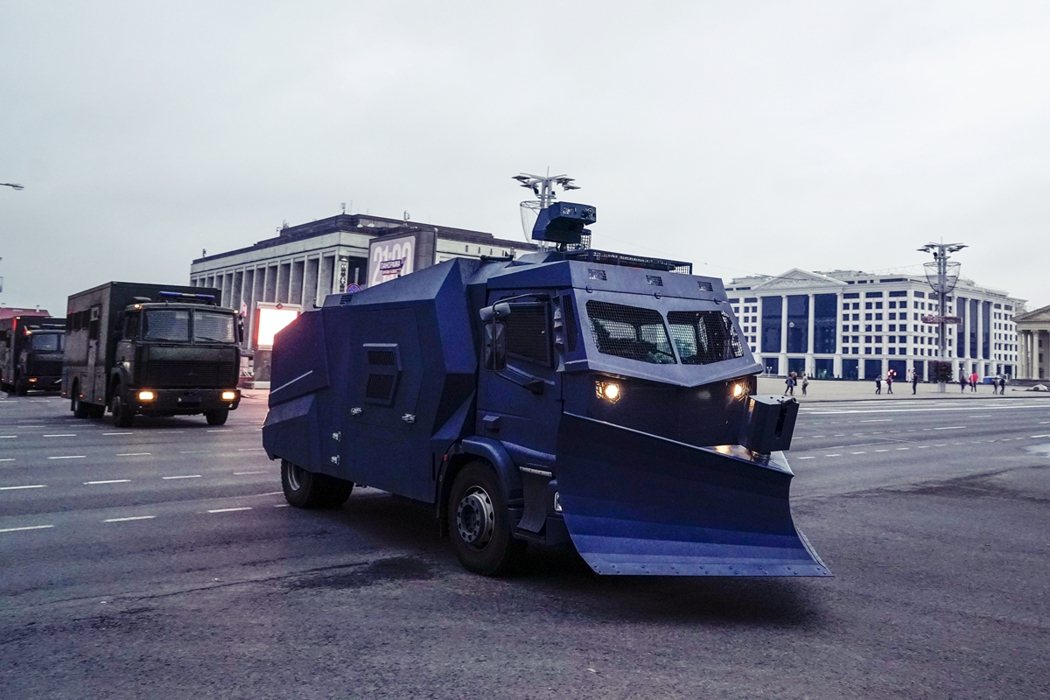 白俄羅斯的特種警察卡車，在大白天開入明斯克市中心。 圖／美聯社