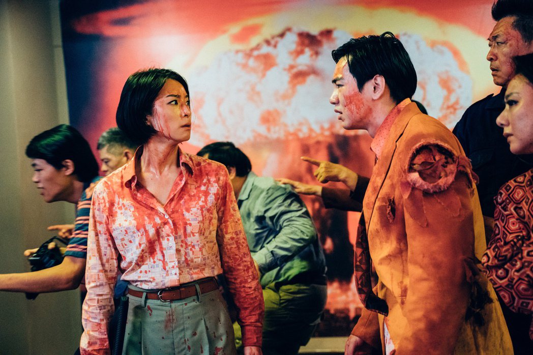 賴雅妍（左）與禾浩辰在片中面對活屍攻擊。圖／華映娛樂提供