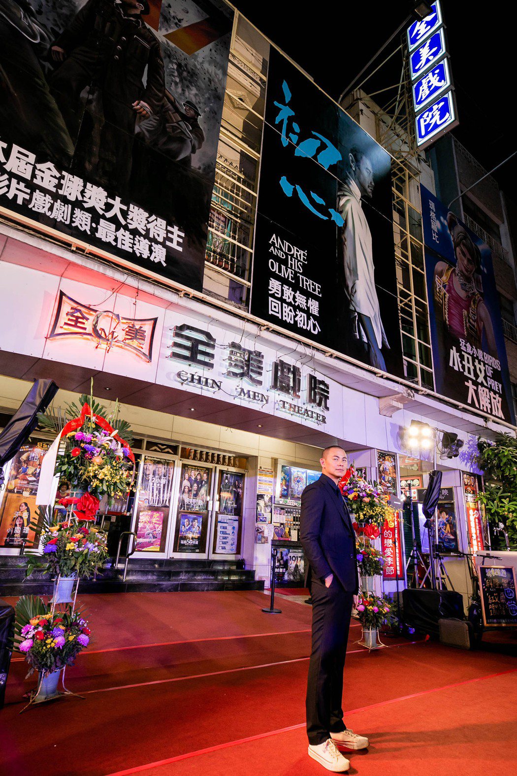 江振誠在台南首映現場，與手繪海報看板留影紀念。圖／牽猴子整合行銷提供
