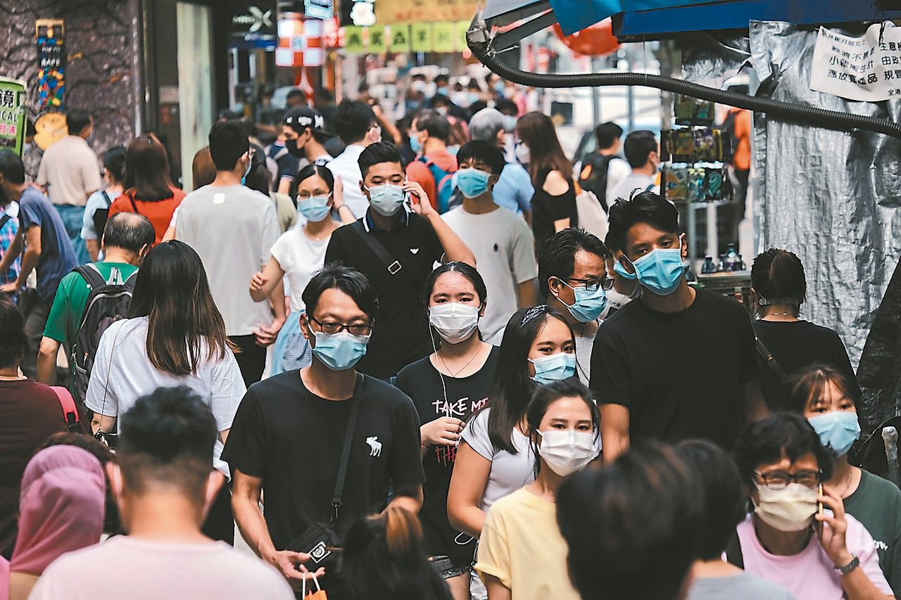 針對香港出現全球首例二度感染新冠肺炎病例，中國大陸防疫專家張文宏今天早上指出，如果消息屬實，在疫情高發及流行地區，「再感染」會成為常態。