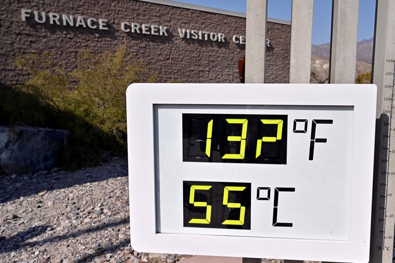 死谷國家公園的火爐溪遊客中心溫度計十七日顯示氣溫來到攝氏五十五度。路透