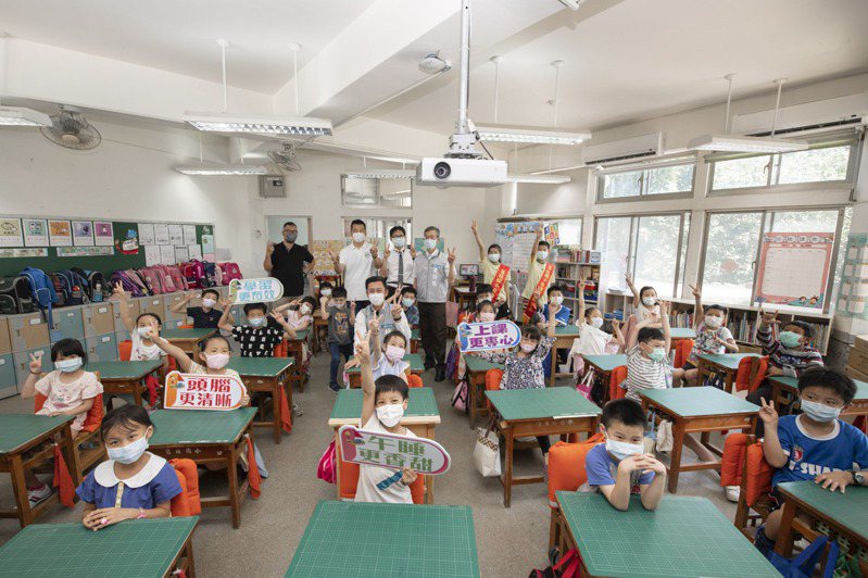 林智堅訪視小學教室安裝冷氣。圖／新竹市政府提供