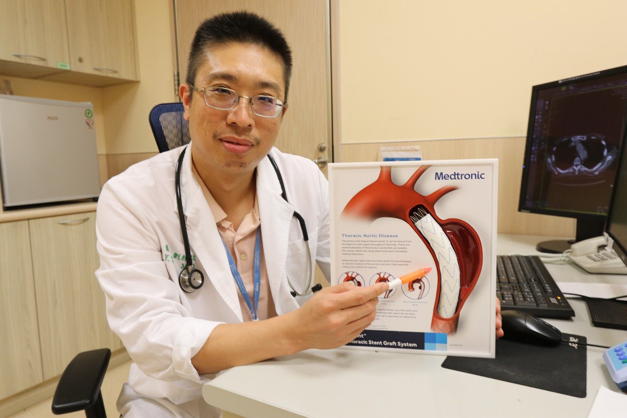 亞洲大學附屬醫院心臟血管外科主任劉殷佐說，主動脈剝離為致命性的心臟殺手；根據統計，患者發病後每小時即增加百分之一的死亡率，至少半數病人在病發後48小時內會死亡。圖／亞洲大學附屬醫院提供
