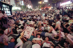 1989年「無住屋者團結組織」發起無殼蝸牛運動，號召數萬民眾8月26日夜宿台北市忠孝東路，成為台灣第一次以住宅為議題為主的社會運動。圖／聯合報系資料照片
