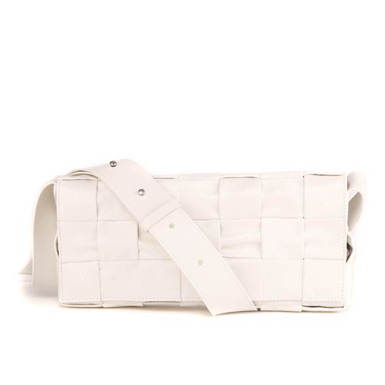 秋季款編織紙質小牛皮斜背包 (白)，61,300元。圖／BOTTEGA VENETA提供