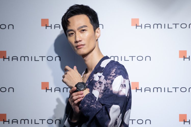 李英宏今日出席Hamilton記者會，並配戴與電影「天能」聯名的BeLOWZERO特別版腕表。記者季相儒 / 攝影。