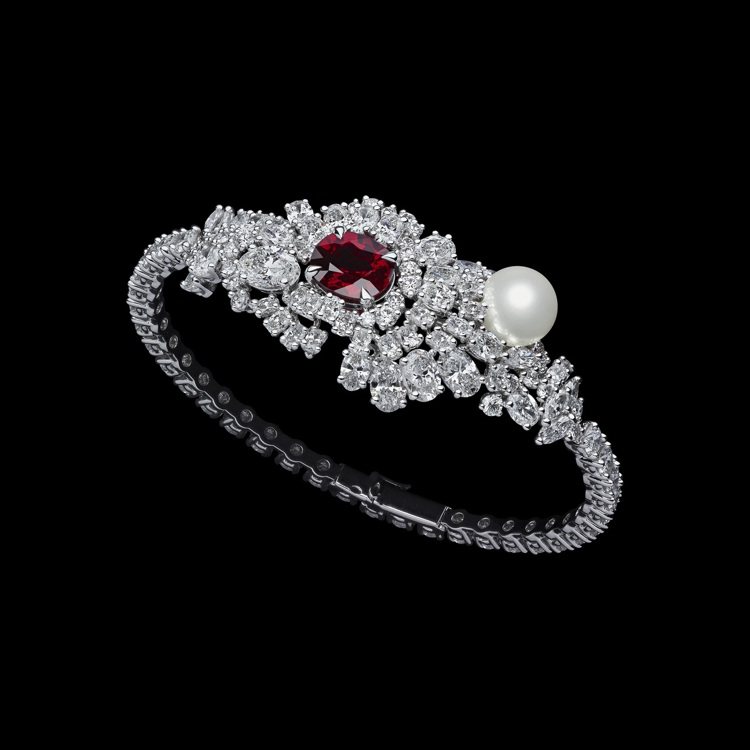 Tie & Dior胭脂紅寶石鑽石手環，2800萬元。圖／DIOR提供