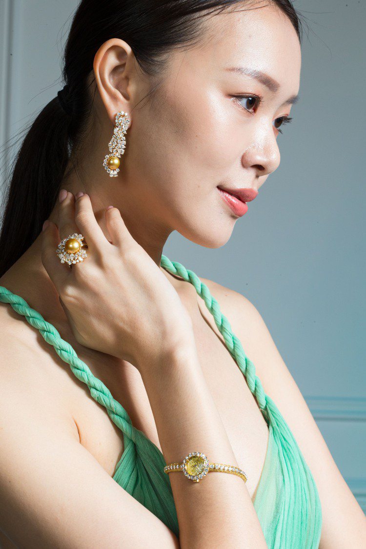 模特兒演繹Tie & Dior黃金珍珠鑽石系列珠寶與腕表。圖／DIOR提...
