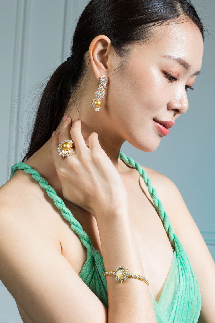 模特兒演繹Tie & Dior黃金珍珠鑽石系列珠寶與腕表。圖／DIOR提供