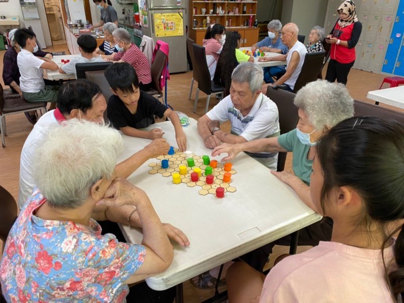 嘉義基督教醫院今年暑假與雙福基金會合作辦「銀響夏令營」，長者與學童們一起玩桌遊。...