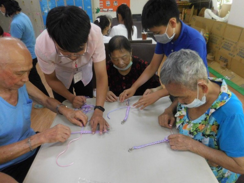 嘉義基督教醫院今年暑假與雙福基金會合作辦「銀響夏令營」，長者與學童們一起玩遊戲。...