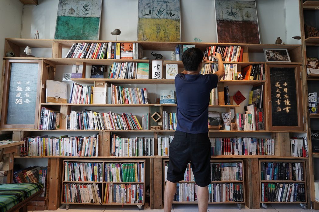 每月往返台南長濱560公里，高耀威過著不同於一般人的流動生活，在長濱村內的書店或...