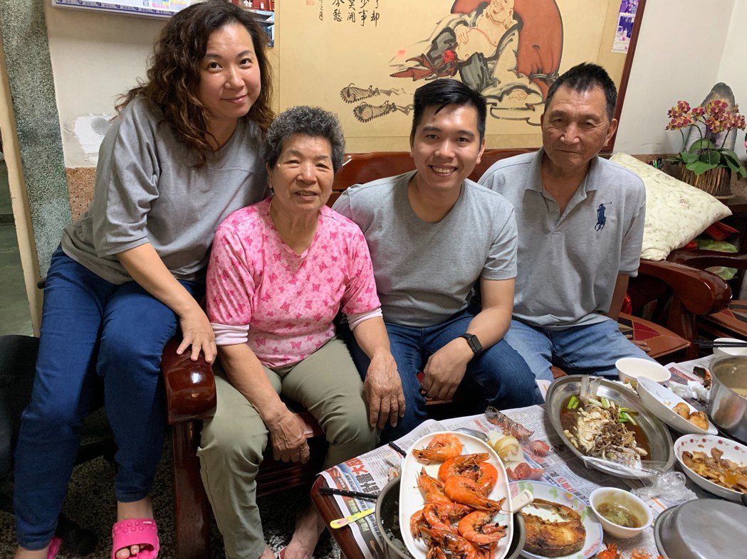 楊柏偉的祖母（左二）與媽媽（左）皆是做餐飲起家。圖／楊柏偉提供