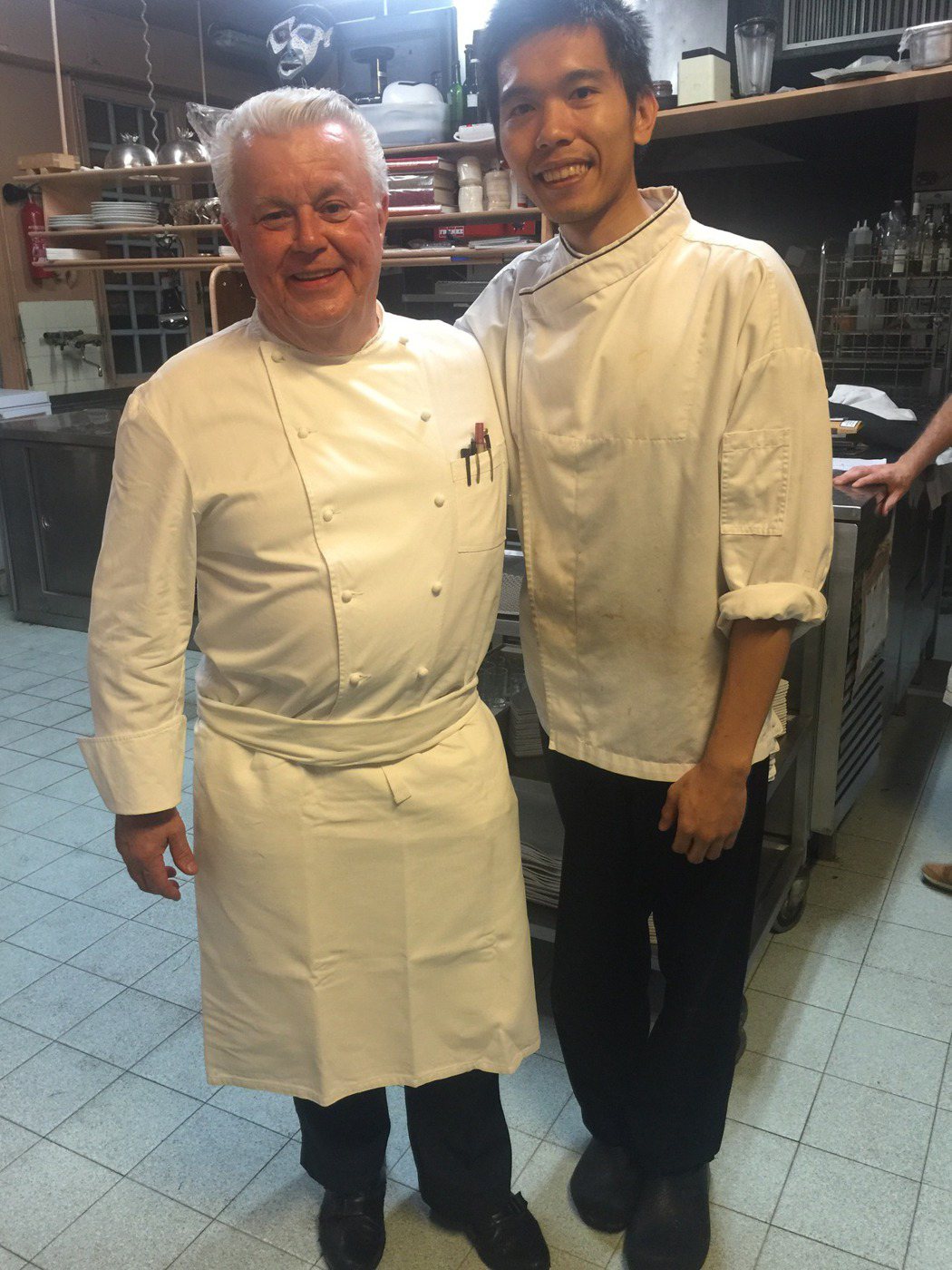 楊柏偉（右）在法國工作期間，受到不少主廚賞識。圖／楊柏偉提供