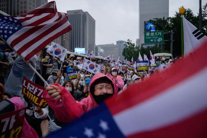 保守派基督教團體十五日在光化門舉行反政府集會，他們揮舞著南韓和美國國旗，慶祝光復節七十五周年。 法新社