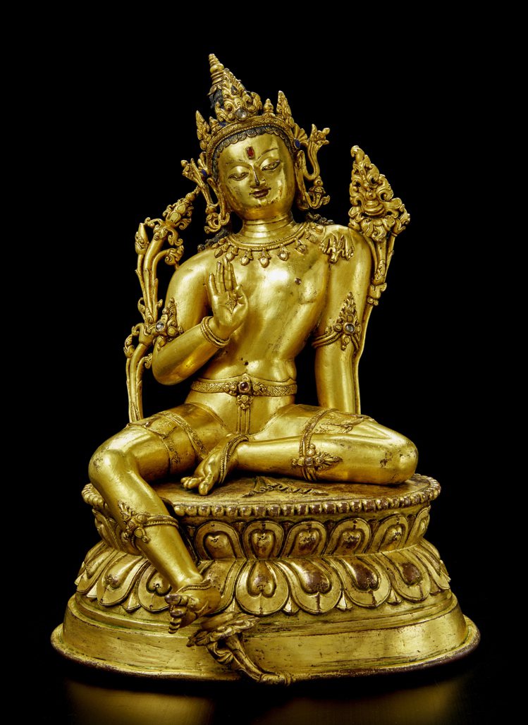 紐約邦瀚斯「印度、喜馬拉雅及東南亞藝術」焦點拍品拍賣卡薩馬拉王朝的銅鎏金彌勒菩薩像，估價40萬美元起。圖／邦瀚斯提供