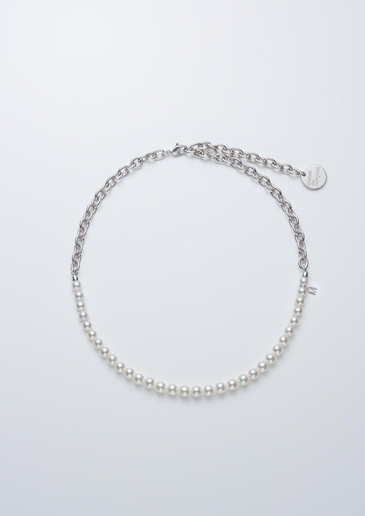 MIKIMOTO COMME des GARÇONS聯名系列珍珠串鍊，純銀與日本Akoya珍珠，全長約50cm，86,000元。圖／MIKIMOTO提供